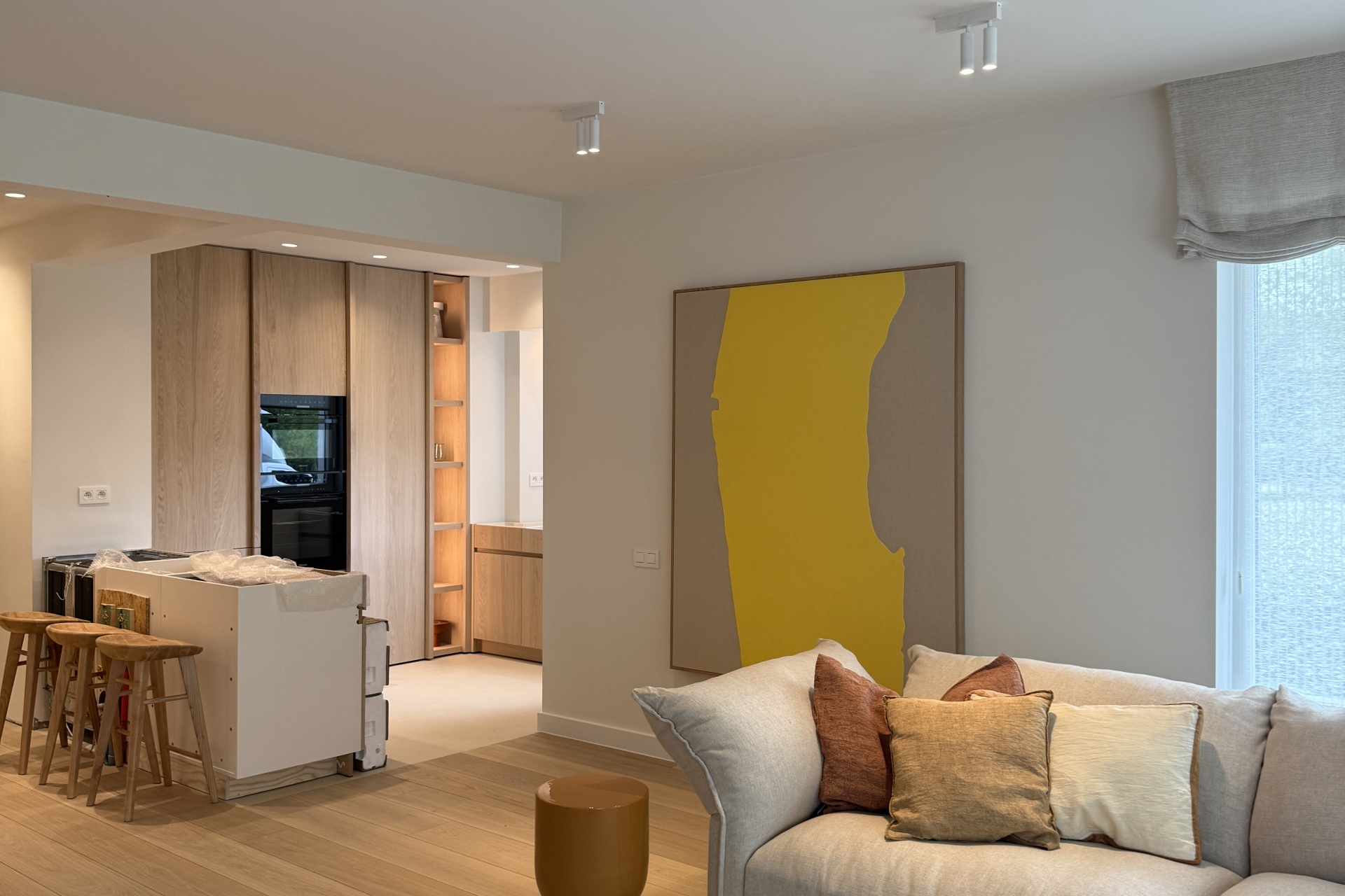 “maatwerkmeubilair”, “interieurinrichting Atlantide”, “Mix Projects Mix Projects is een naam die staat voor visie, durf en degelijkheid in architectuur en projectontwikkeling. Van bij het prille begin betrekken ze ons — Casa Nova / Casa Nova Staging — bij hun Atlantide-project, om mee te denken over het meubilair op maat. Samen ontwerpen we interieurs die niet alleen perfect aansluiten op de architecturale visie, maar die ook de ziel van het gebouw versterken.Knokke, 