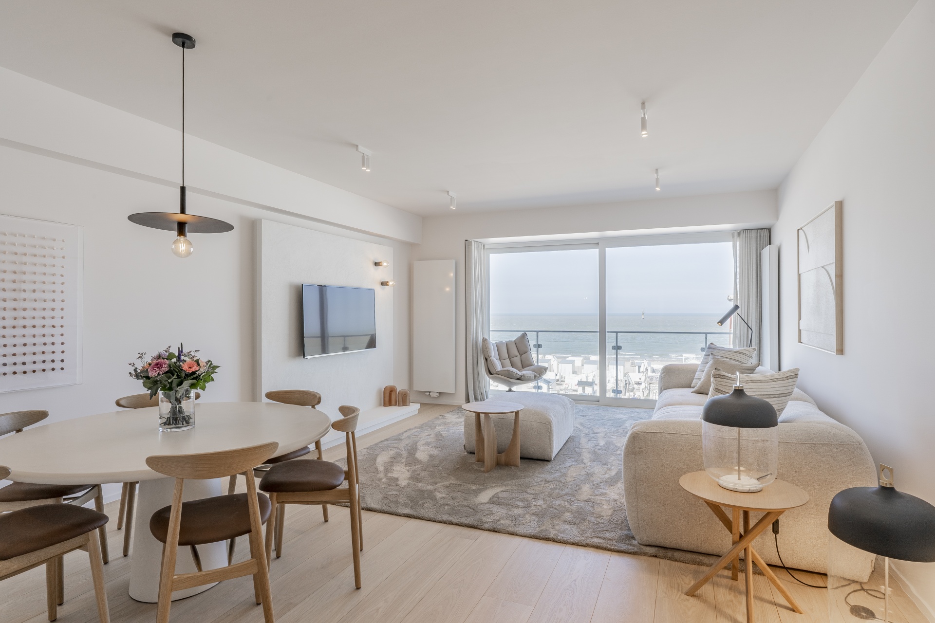 Mix Projects is een naam die staat voor visie, durf en degelijkheid in architectuur en projectontwikkeling. Van bij het prille begin betrekken ze ons — Casa Nova / Casa Nova Staging — bij hun Atlantide-project, om mee te denken over het meubilair op maat. Samen ontwerpen we interieurs die niet alleen perfect aansluiten op de architecturale visie, maar die ook de ziel van het gebouw versterken.